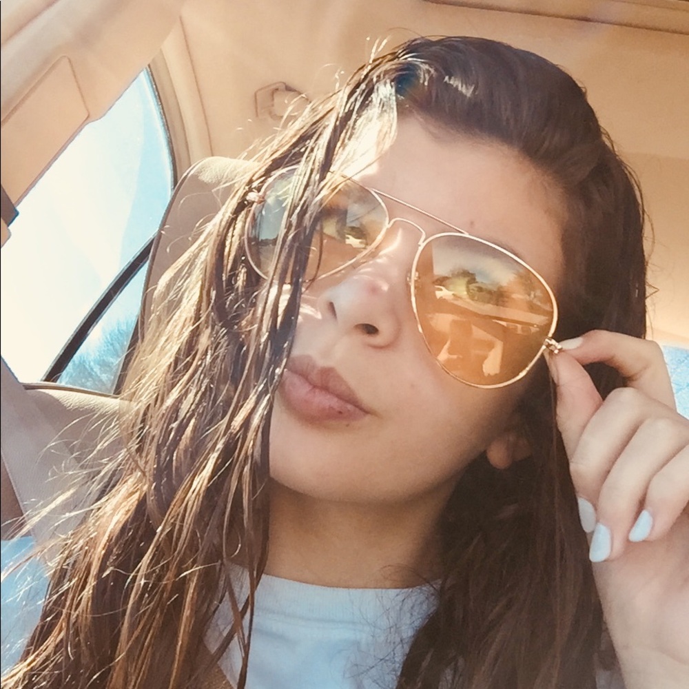 Meet your Posher, Elise